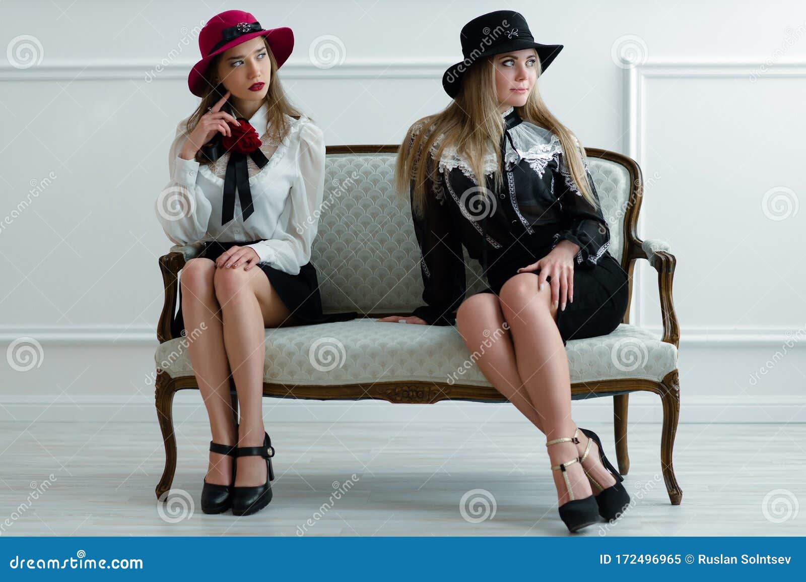 Dos Mujeres Hermosas Con Vestidos Hermosos Sentadas En El Sofá Imagen de archivo - Imagen de mujeres, belleza: 172496965 Dos Mujeres Hermosas Con Vestidos Hermosos Sentadas En El Sofá Imagen de archivo - Imagen de mujeres, belleza: 172496965
