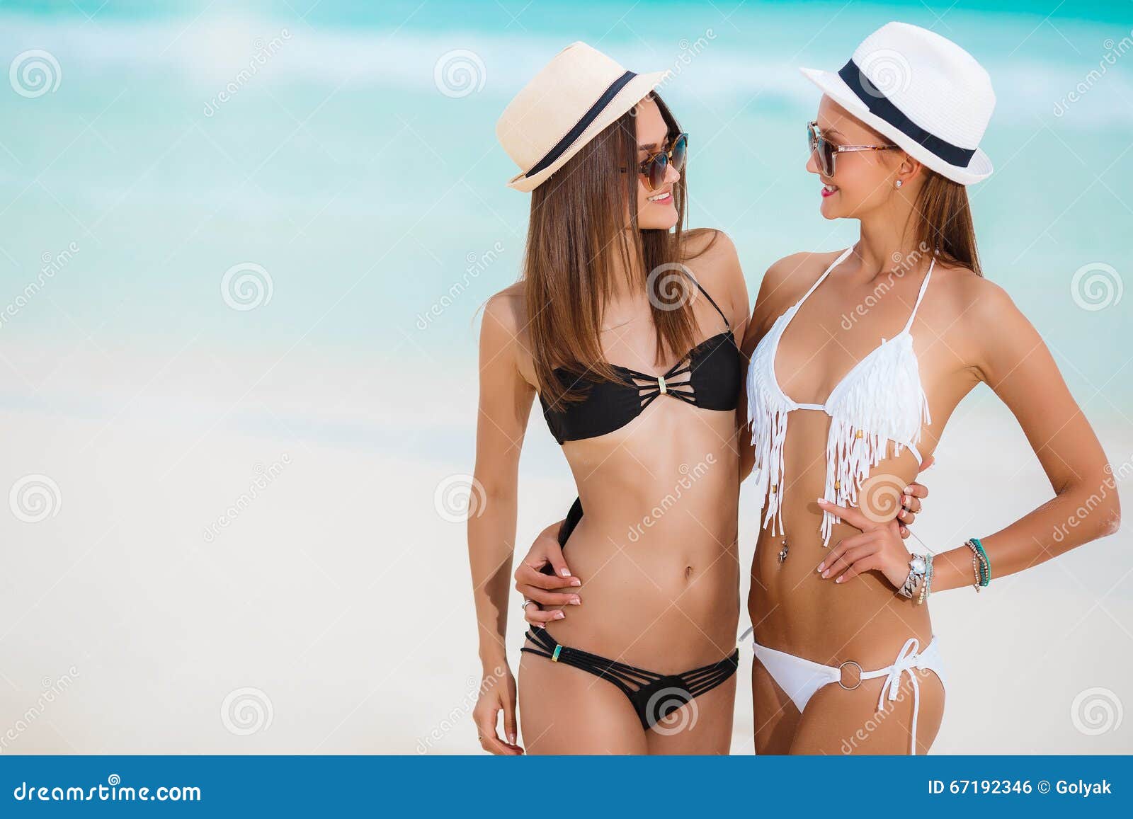 desencadenar loto estilo Dos Mujeres Hermosas En Bikini Y Sombreros De Moda Foto de archivo - Imagen  de horizonte, lindo: 67192346