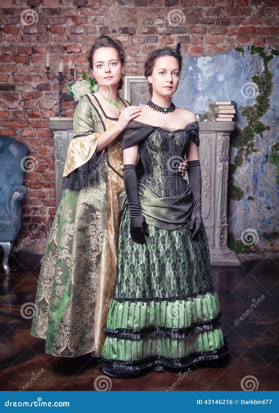 Dos Mujeres Hermosas En Vestidos Medievales Foto de archivo