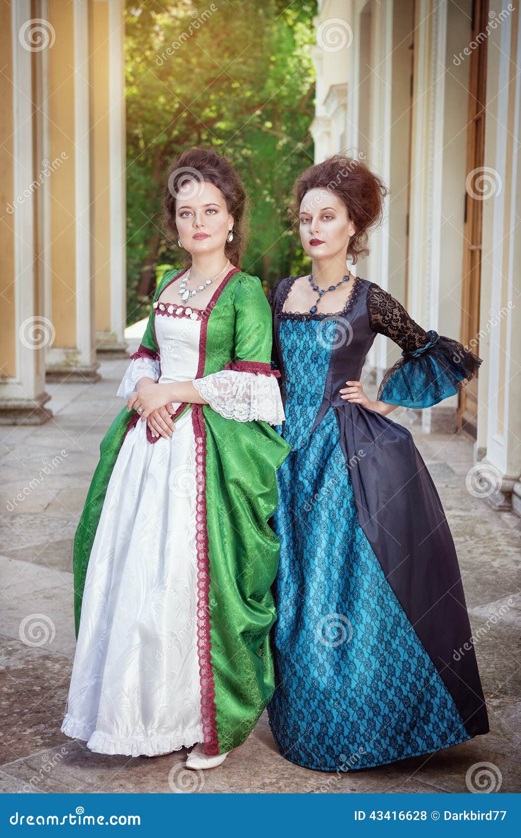Dos Mujeres Hermosas En Vestidos Medievales Foto de archivo - Imagen de  muchacha, belleza: 43416628