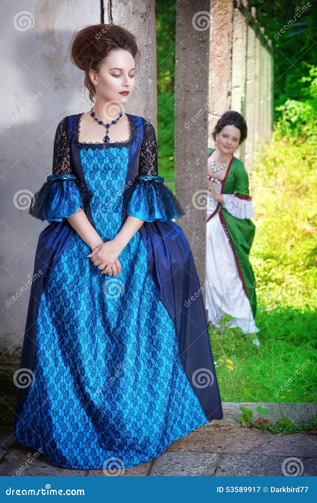 Dos Mujeres Hermosas Jovenes En Vestidos Medievales Largos Imagen