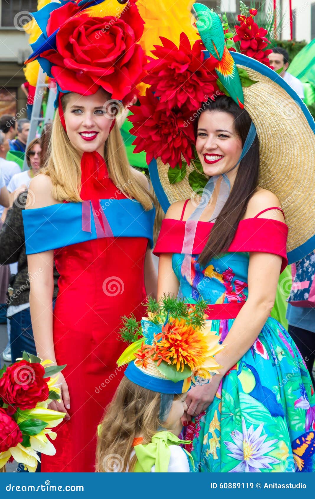 Dos Mujeres Jovenes En Los Trajes Coloridos En El Festival De La