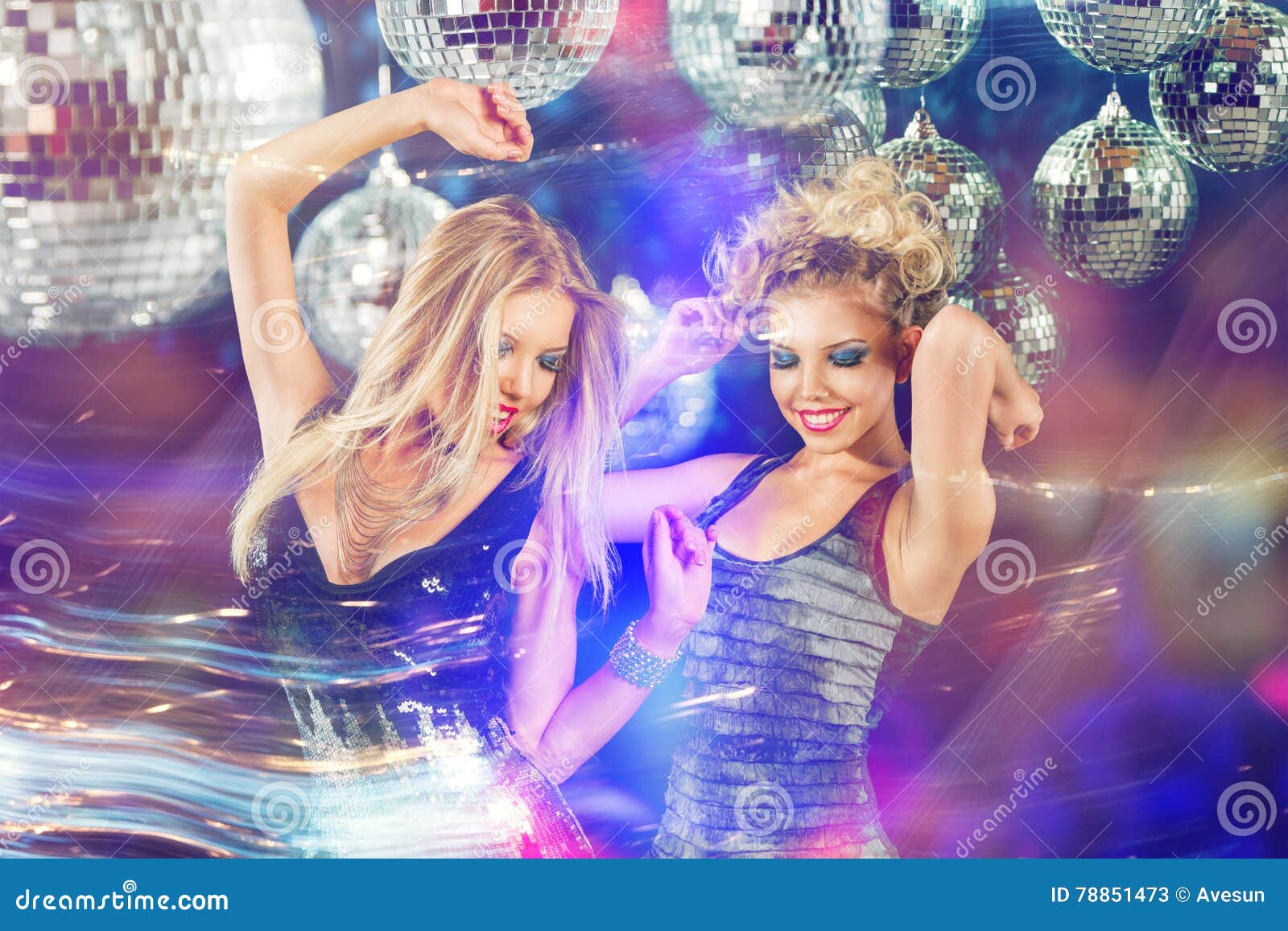 Extremo muy agradable Generalmente Dos Mujeres Jovenes Que Bailan En El Club Del Disco De La Noche Imagen de  archivo - Imagen de después, feliz: 78851473