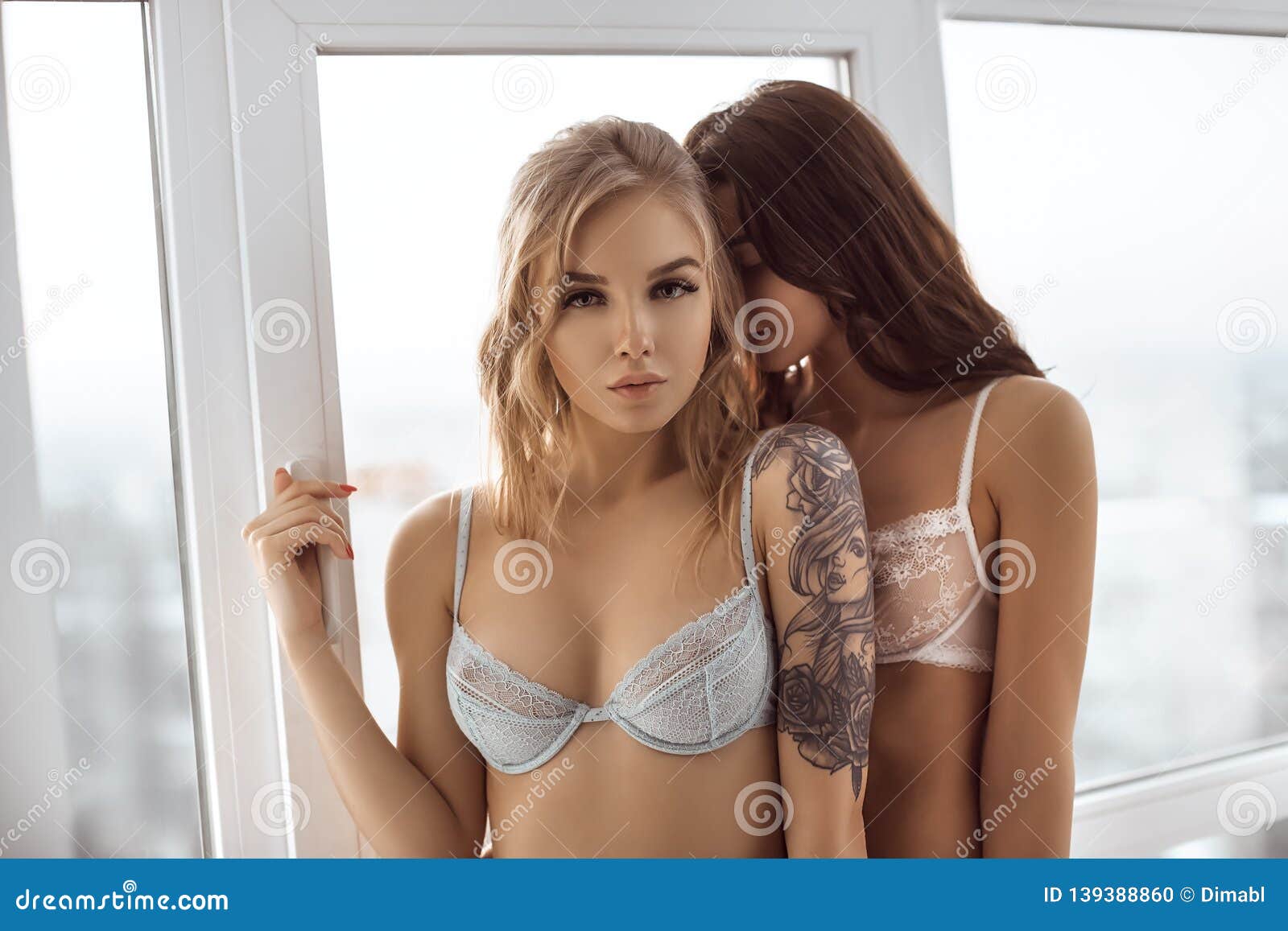 Dos Mujeres Lesbianas En El Momento Blando Foto De Archivo Imagen De Hembra Hermoso 139388860