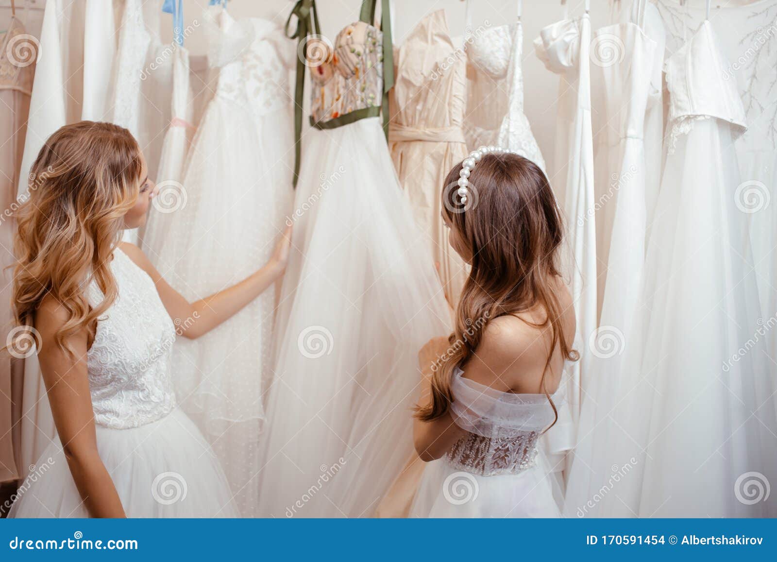 Dos Mujeres Muy Jóvenes Eligiendo Un Vestido De Novia En La Tienda Foto de  archivo - Imagen de compra, consiga: 170591454