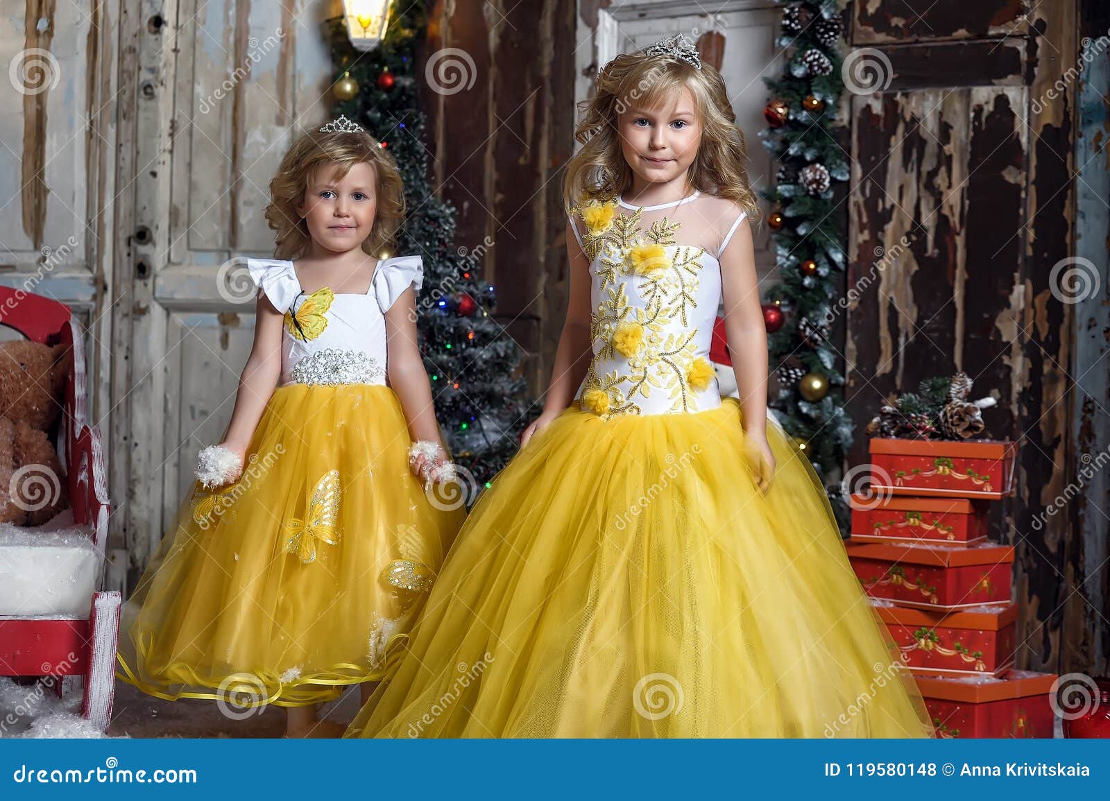 Dos Niñas En Elegante Los Vestidos Amarillos Foto de archivo - de alegre, escala: 119580148