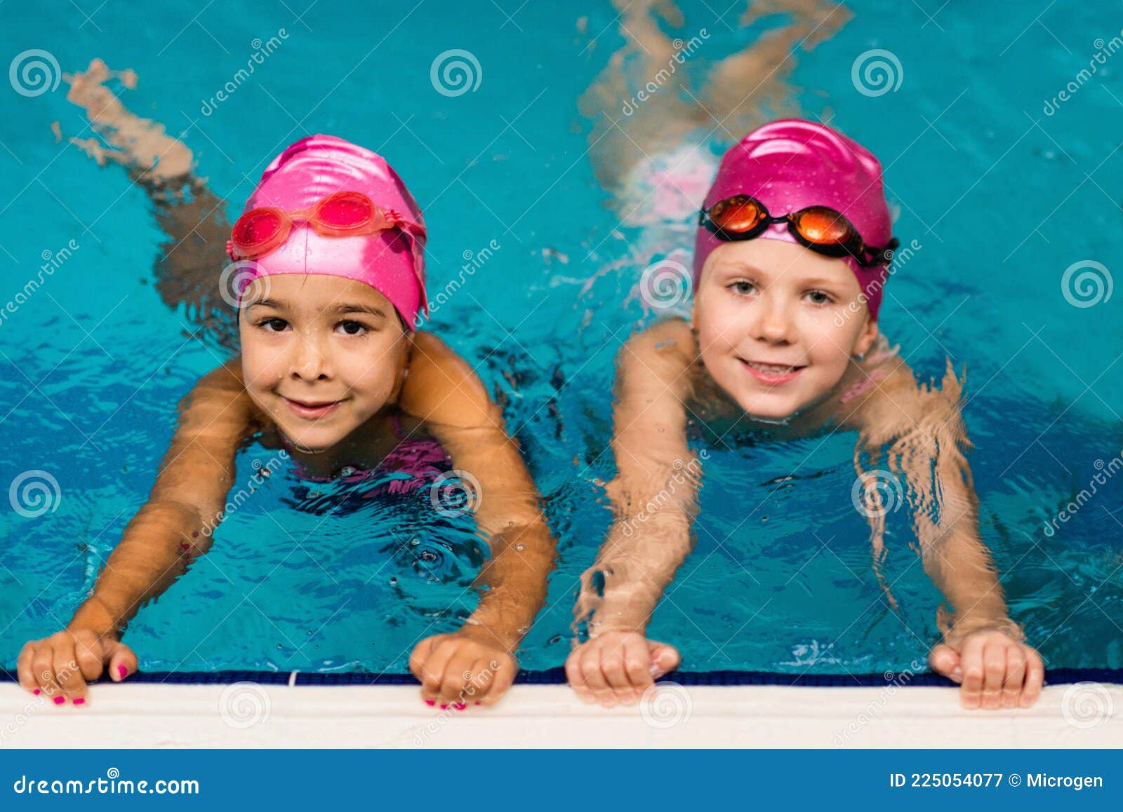 Dos Niñas Pequeñas En La Piscina Imagen de archivo - Imagen de mirando,  brillante: 225054077