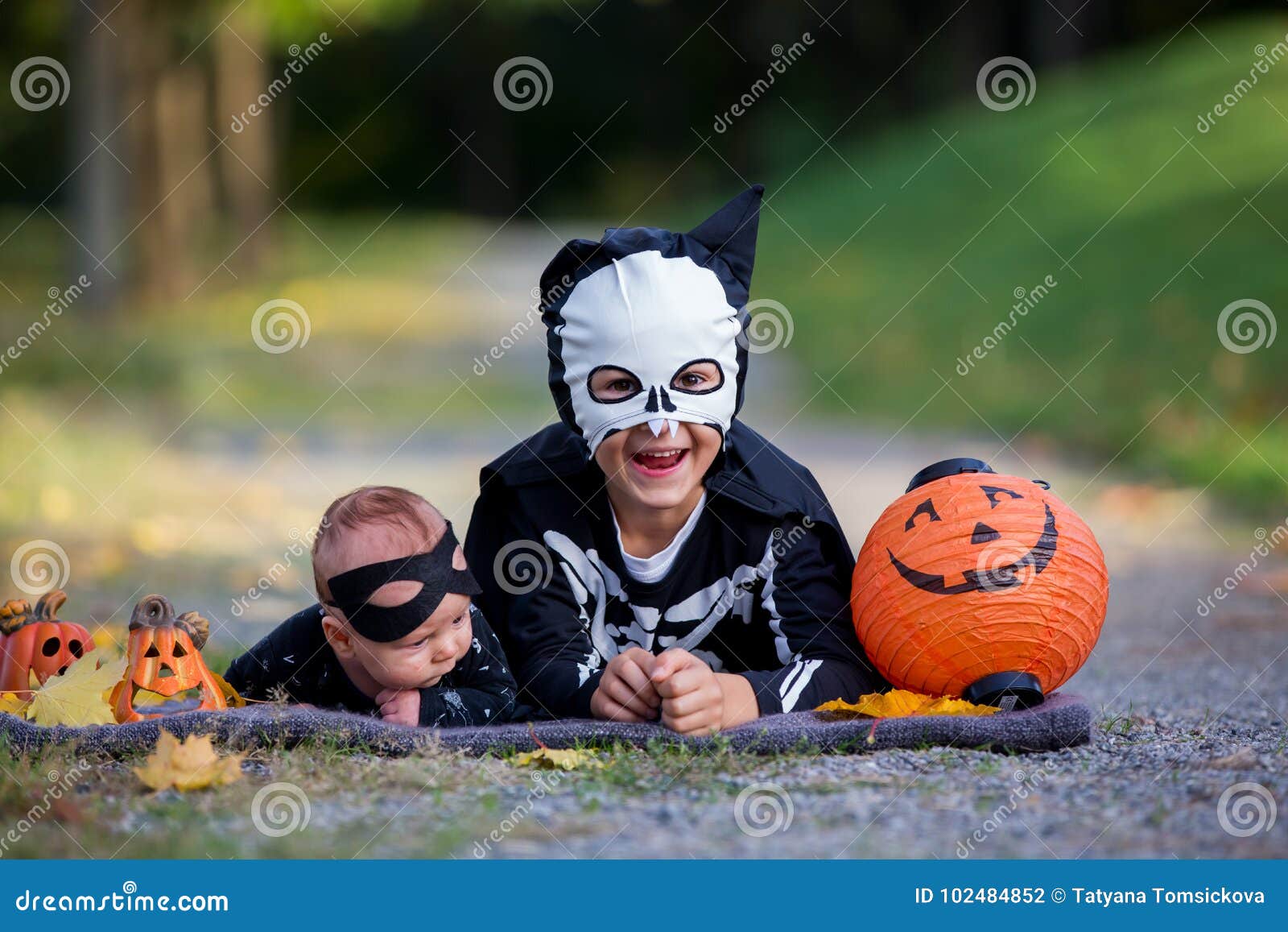 Dos Niños, Hermanos Del Muchacho En El Parque Con Los Disfraces De Halloween  Foto de archivo - Imagen de adorable, retroceder: 102484852