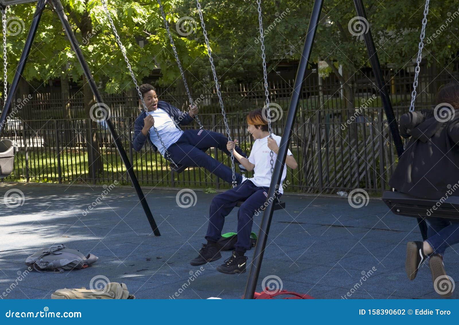 Dos Niños Juegan En Columpios En El Parque Mullaly Bronx NY Fotografía editorial - Imagen de niños, bronx: 158390602