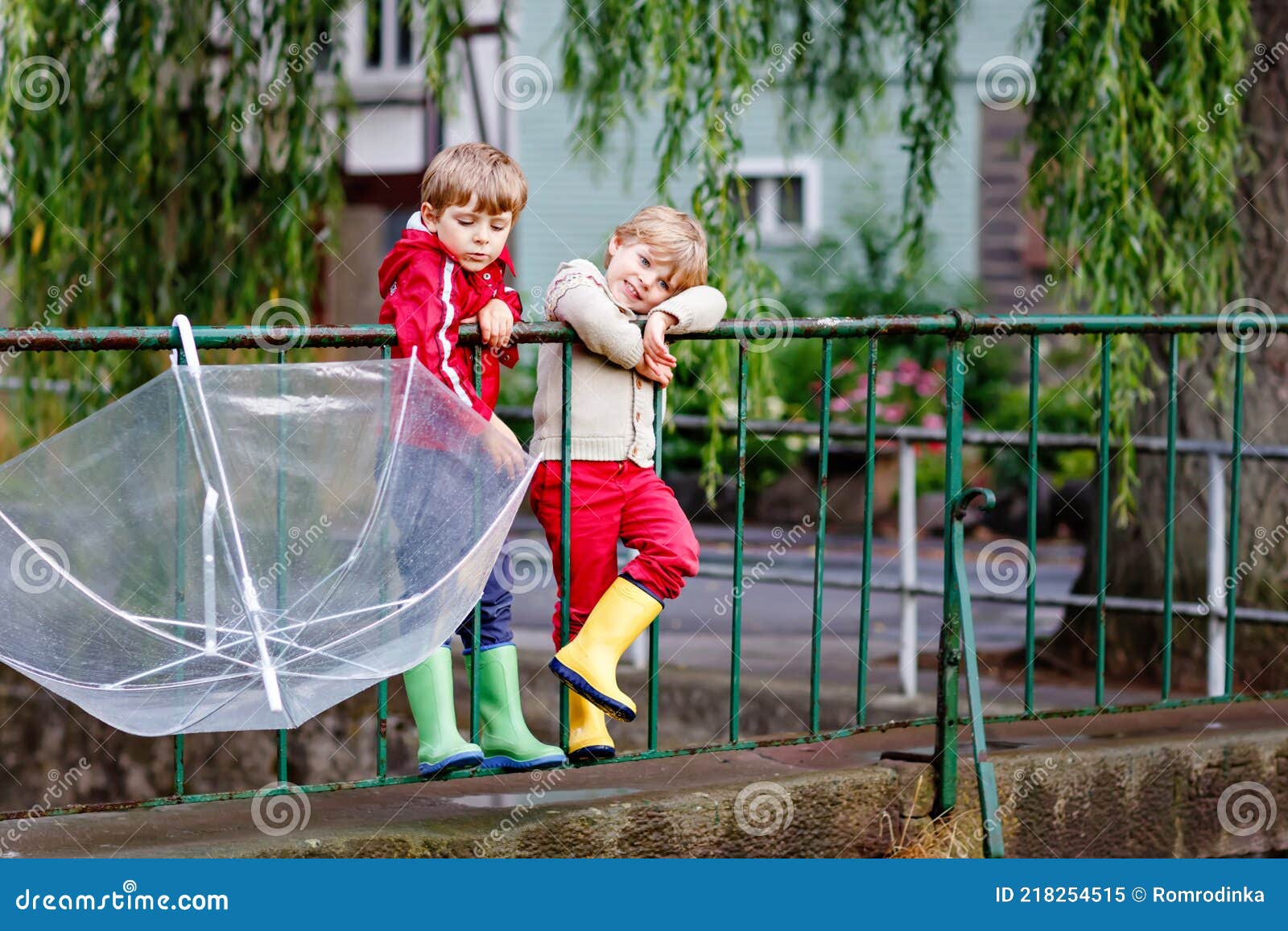 Dos Niños Pequeños Mejores Amigos Y Hermanos Caminando Con Gran Paraguas Al Aire Libre En El Día De Lluvia. Que Imagen archivo - Imagen de amigos, persona: 218254515