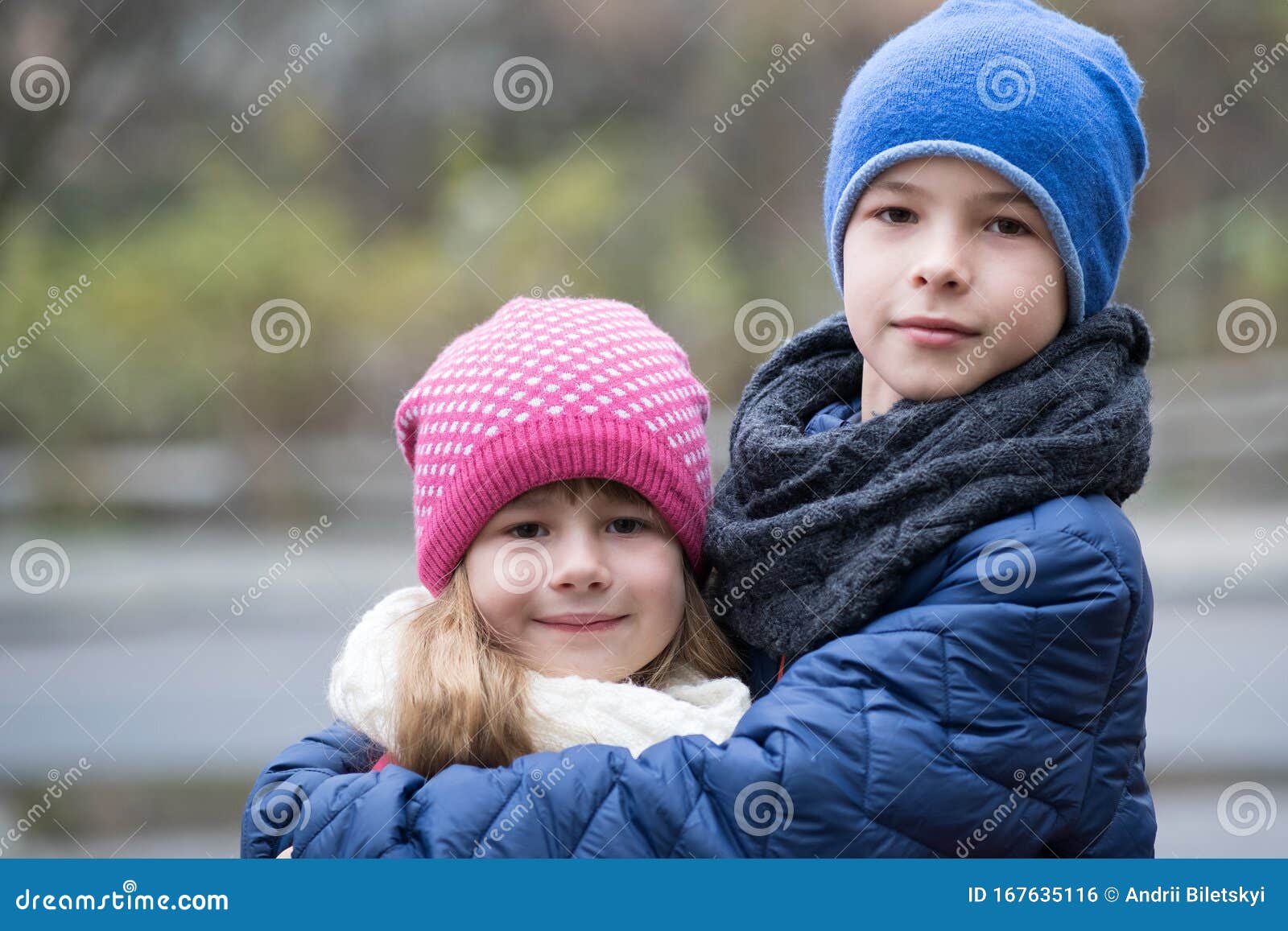 Dos Ninos Y Ninas Se Abrazan Al Aire Libre Con Ropa Abrigada En Otono Frio O Invierno Foto de archivo Imagen de lindo muchacho 167635116