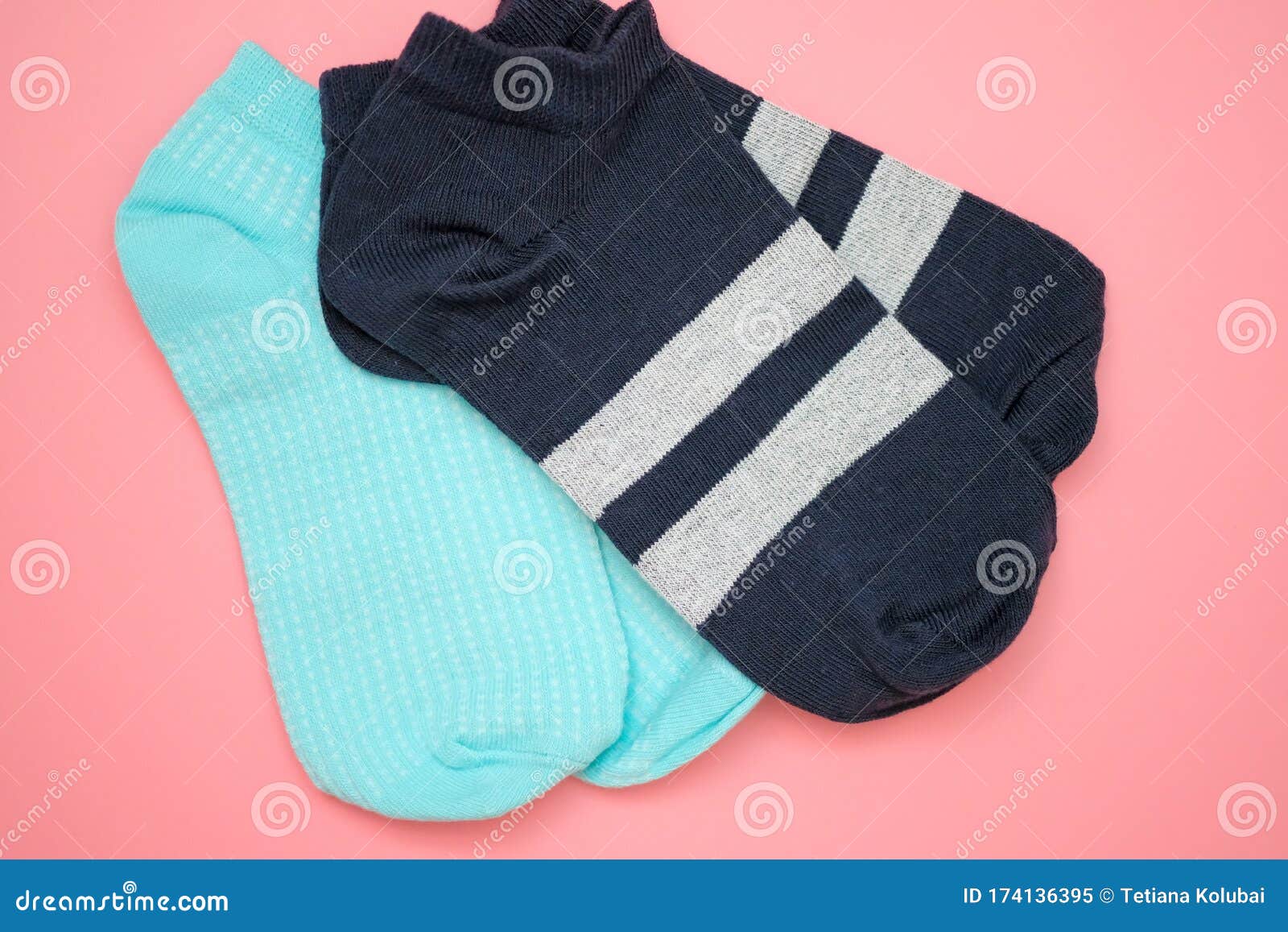 https://thumbs.dreamstime.com/z/dos-pares-de-calcetines-deporte-en-una-opini%C3%B3n-beige-rosado-arriba-del-fondo-medias-para-mujer-cortos-color-azul-y-con-banda-174136395.jpg
