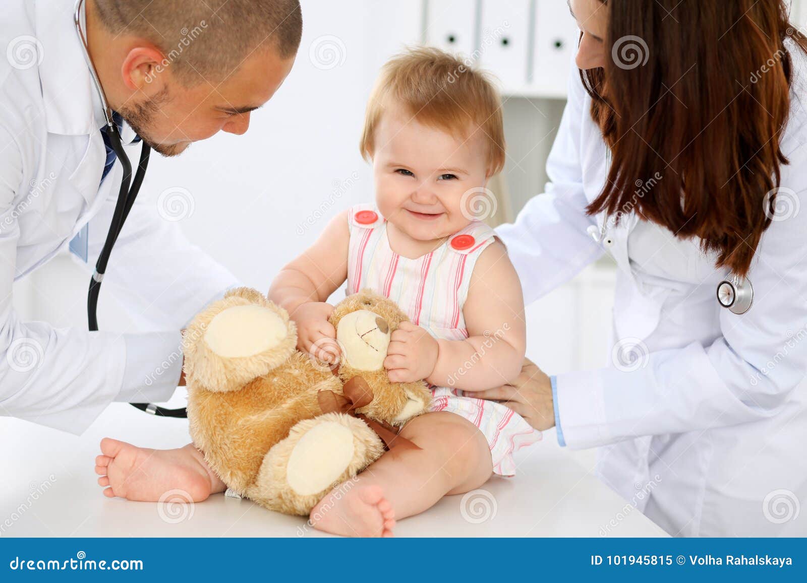 Pediatra examinando bebé con estetoscopio en el hospital. Atención