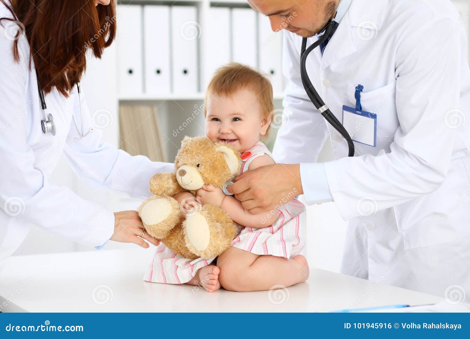 Pediatra examinando bebé con estetoscopio en el hospital. Atención
