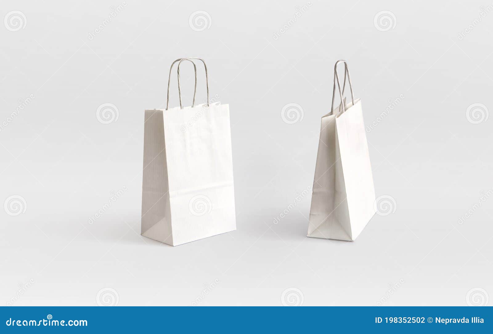 Dos Pequeñas Bolsas De Papel Blanco archivo - Imagen de bolso, aislado: