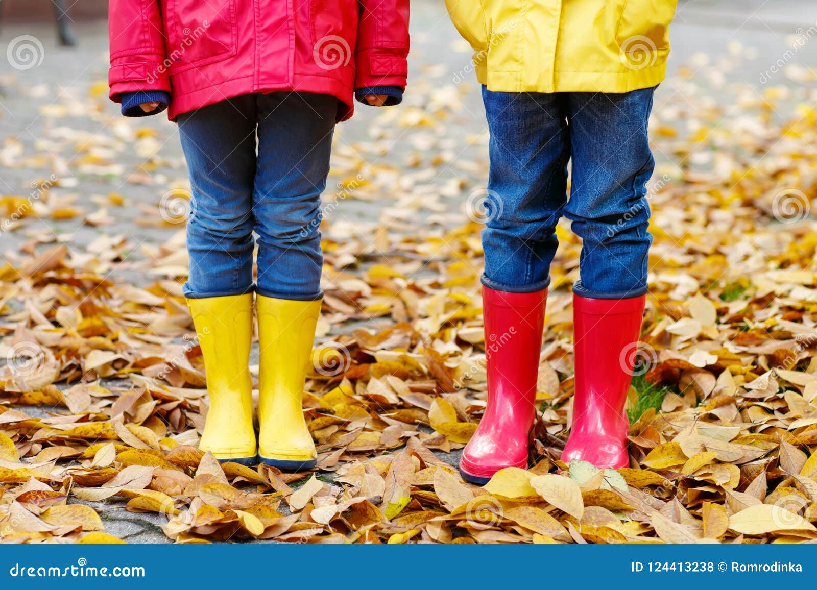 Dos Niños Que Juegan En Botas De Goma Rojas Y Amarillas En Otoño Parquean En Capas Y Coloridas De Lluvia Primer De Foto de archivo - Imagen de rubio, gemelos: