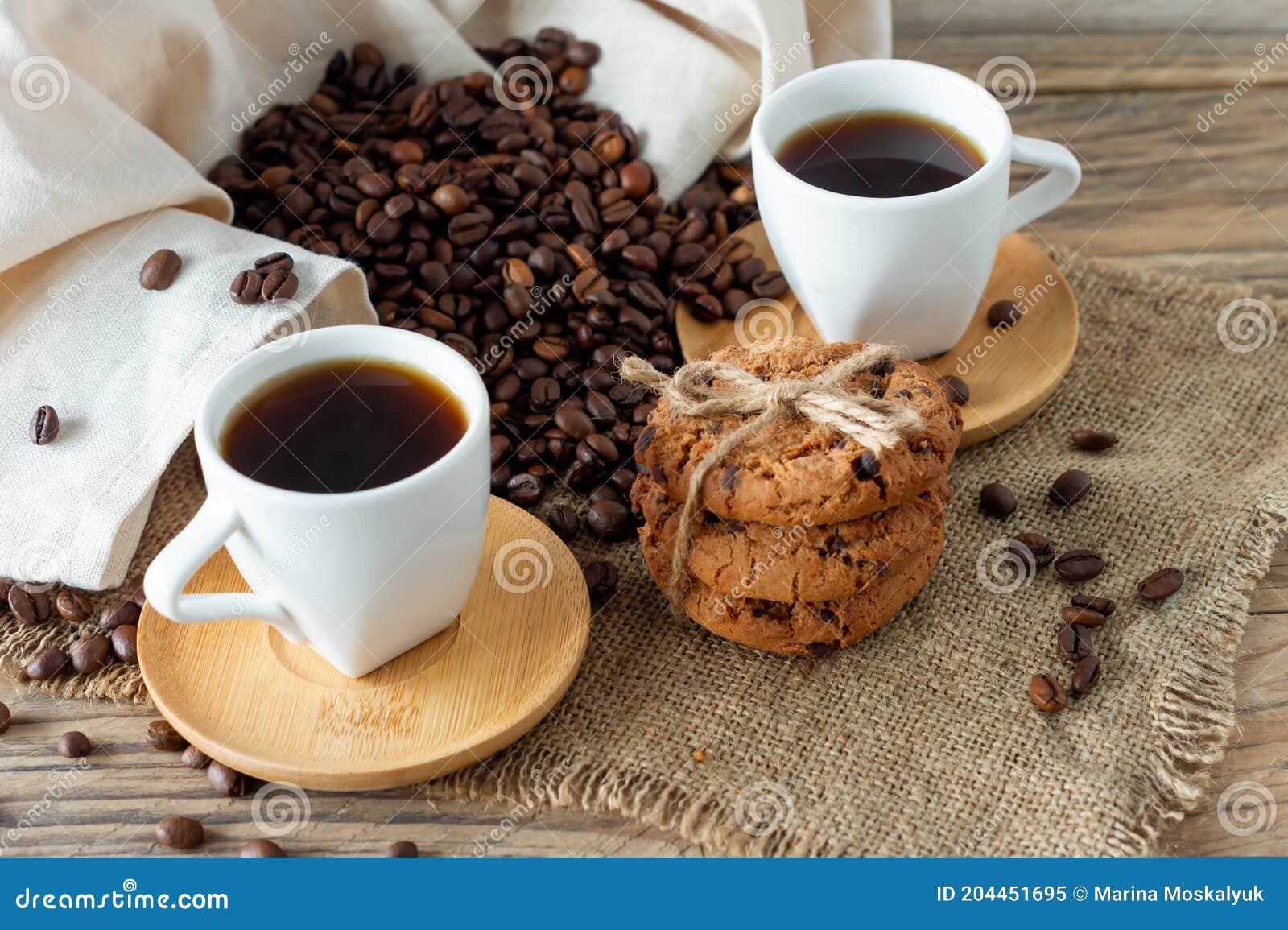 Dos Tazas De Café Espresso Recientemente Elaborado Cerveza En La Mesa De  Madera. Granos De Café Y Galletas De Crunchie En Estilo R Imagen de archivo  - Imagen de viejo, coser: 204451695