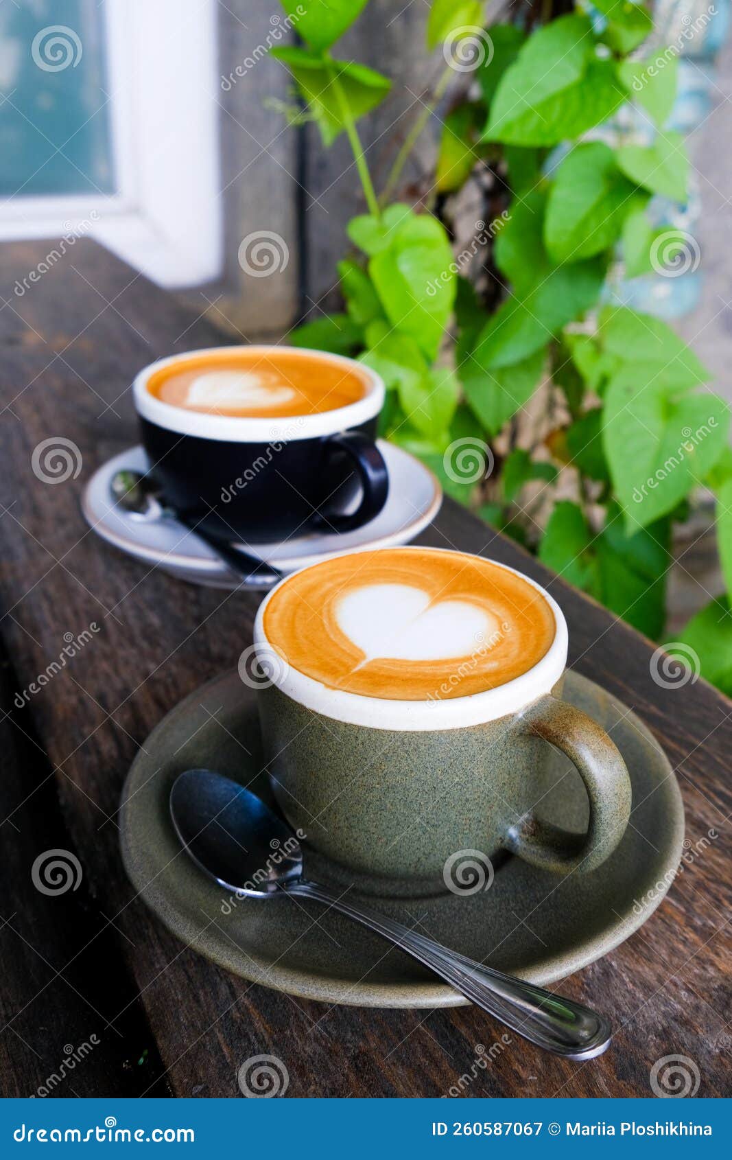 https://thumbs.dreamstime.com/z/dos-tazas-de-caf%C3%A9-sobre-un-fondo-madera-con-bonito-bar-latte-bello-arte-lata-naturaleza-verde-260587067.jpg