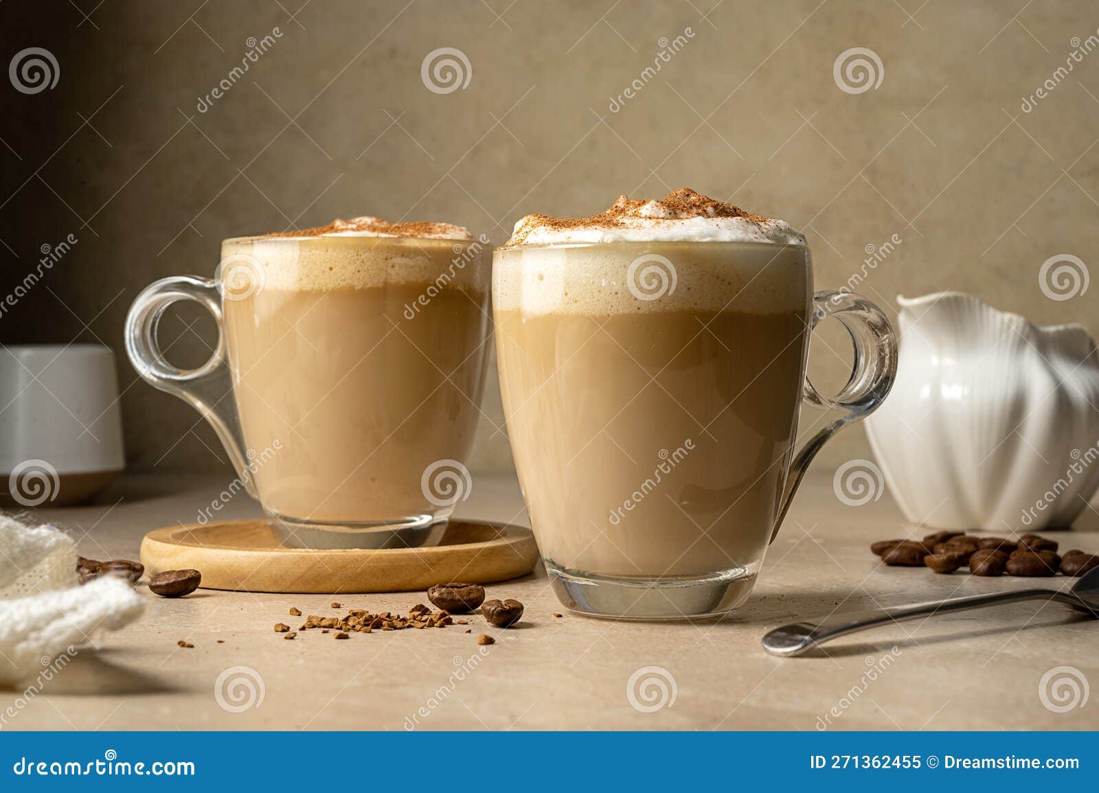 Dos Tazas De Vidrio Con Café Con Leche Con Espuma De Leche Y