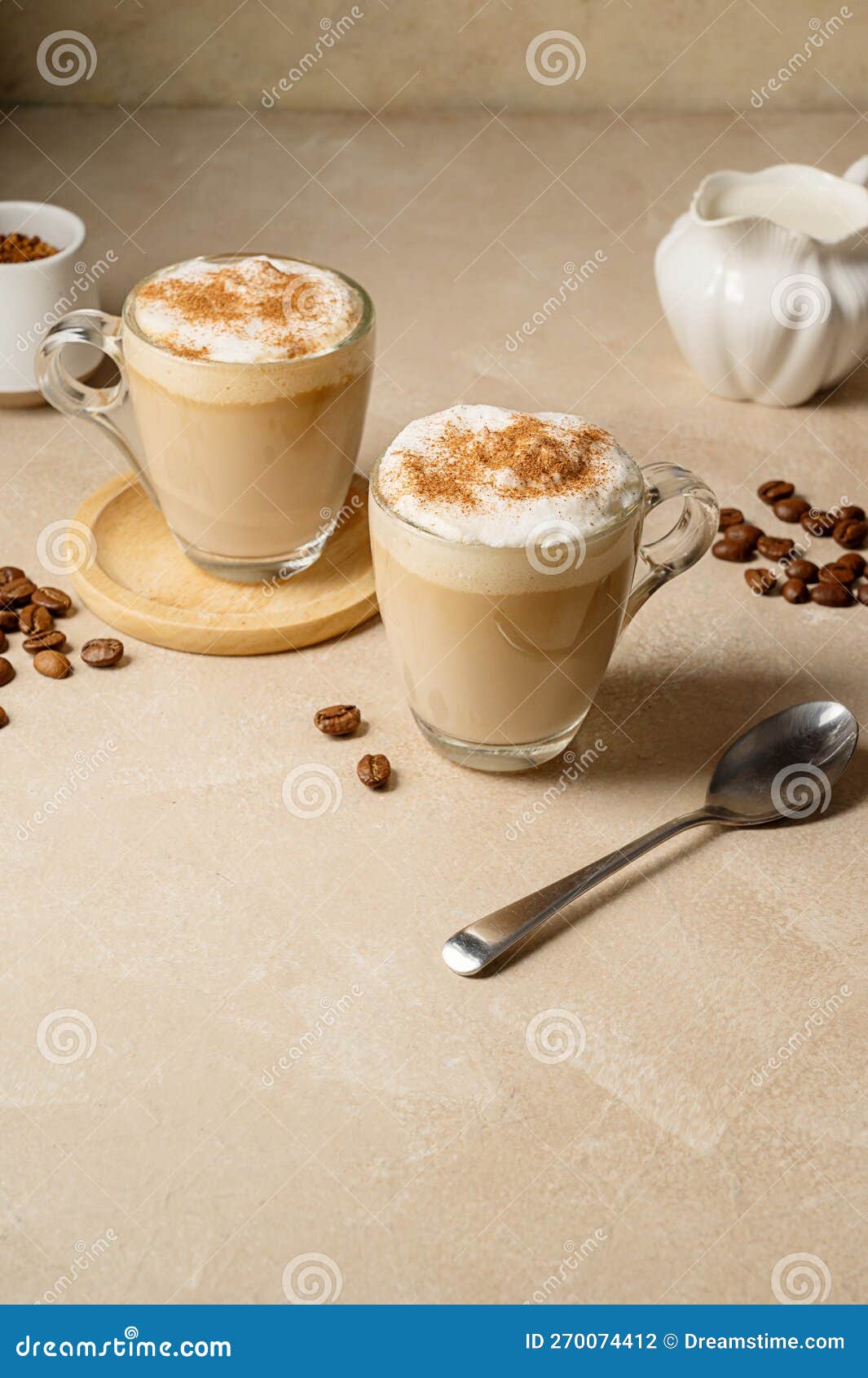 Dos Tazas De Vidrio Con Café Con Leche Con Espuma De Leche Y Espacio De  Copia De Canela Foto de archivo - Imagen de relaje, lata: 270074412