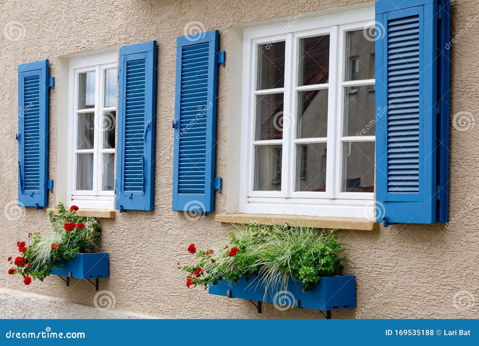 Dos Ventanas Con Marcos De Madera Blanca, Postigos Azules Y Macetas De  Flores Decorativas Imagen De Decoración Moderna, Confort, Foto de archivo -  Imagen de europa, detalle: 169535188