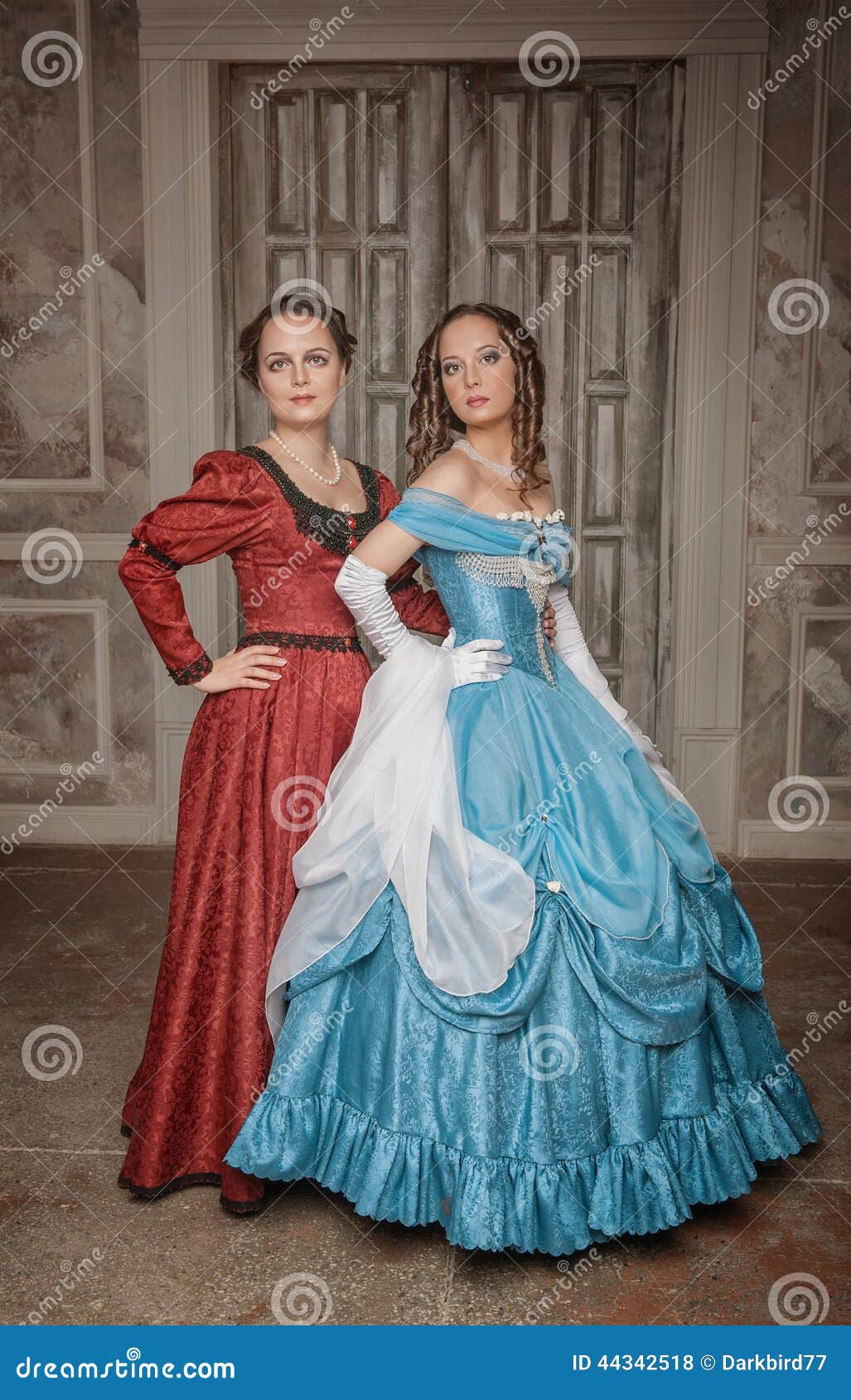 Dos Vestidos Medievales De Las Mujeres Hermosas Foto de archivo - Imagen de  manera, puerta: 44342518