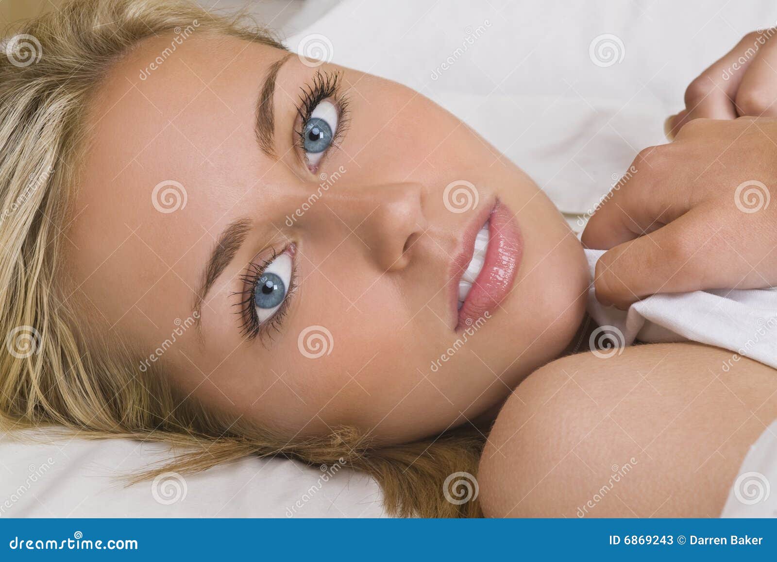Doskonalić po prostu. Piękni łóżkowi blond błękitny zakrywający oczy kłaść przebijanie ciąć na arkusze oszałamiająco białych kobiet potomstwa