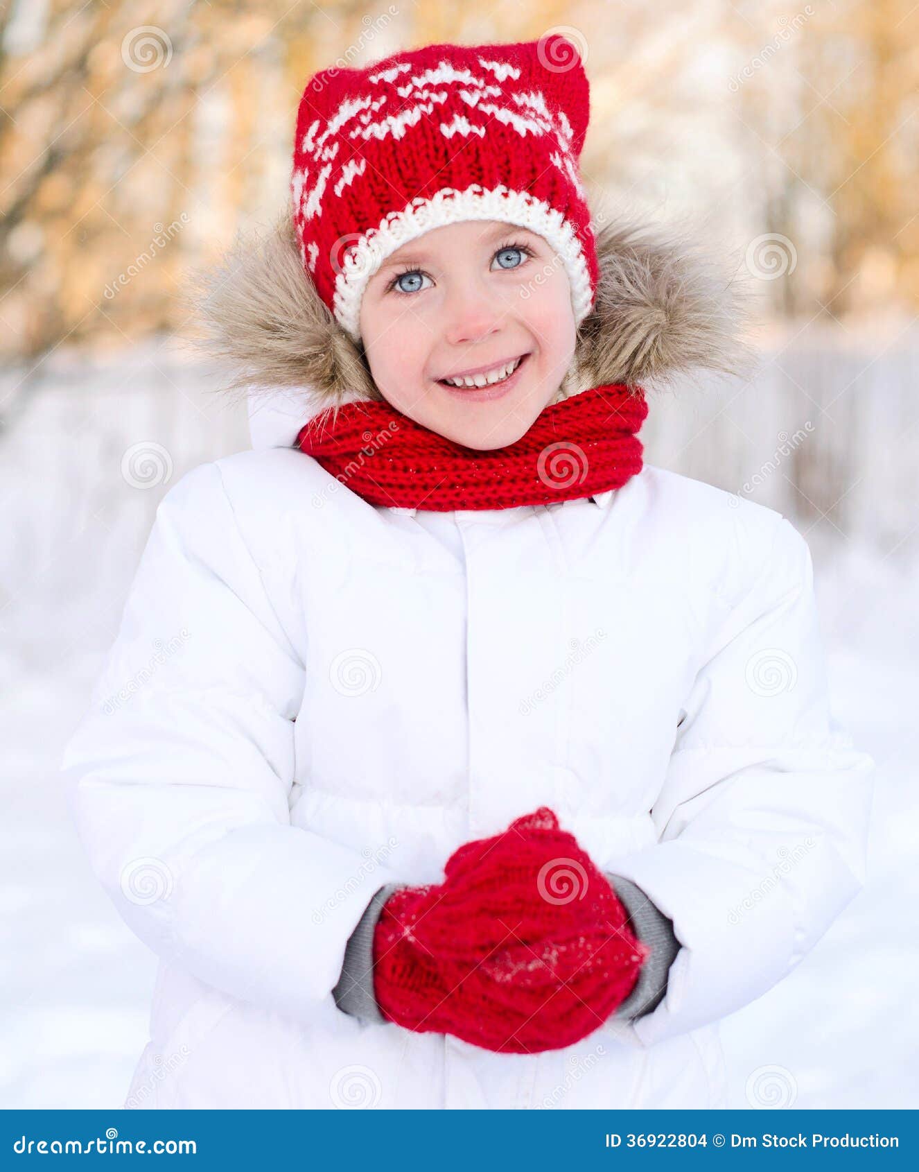 Dosyć uśmiechać się małej dziewczynki w wintertime.