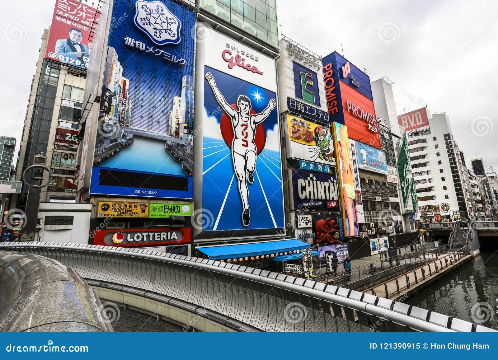Dotonbori Glico连续人主要旅游目的地在大阪跑沿dotonbori运河的日本编辑类图片 图片包括有全景 目的地
