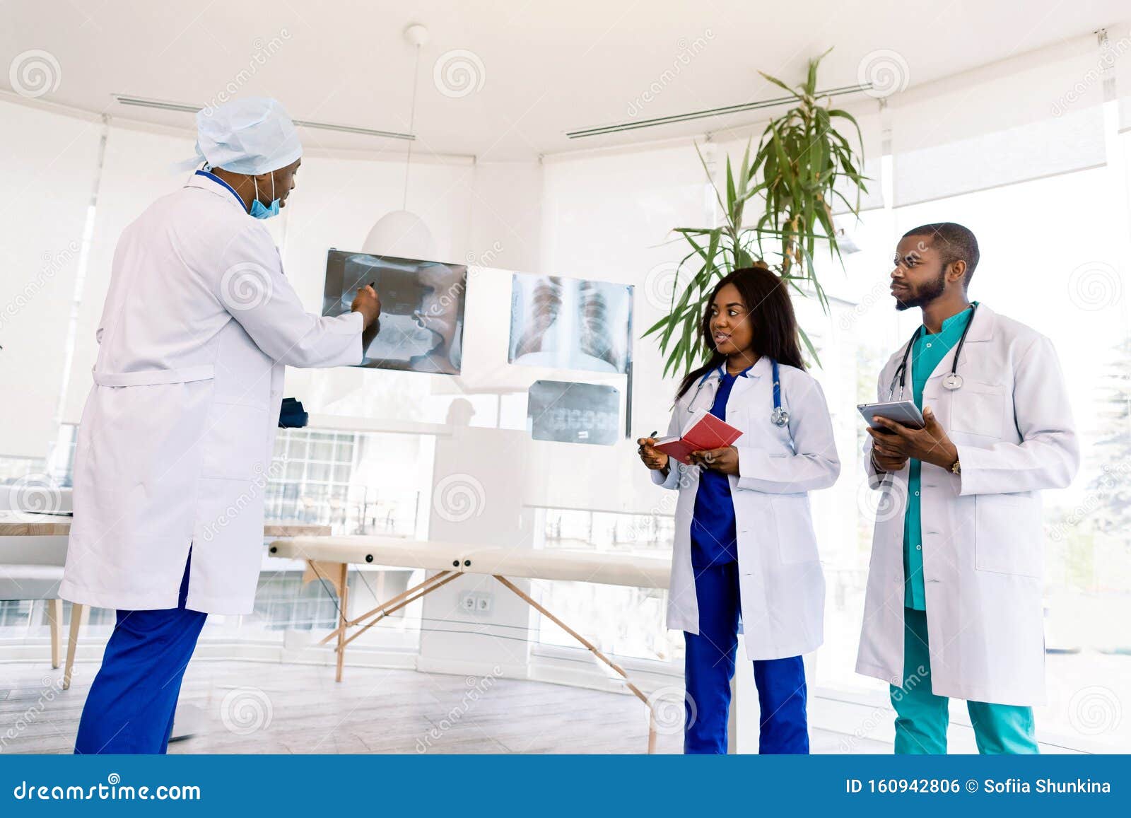 Dottori, tre giovani colleghi dottori, uomini e donne africani con raggi X Assistenza sanitaria Radiologia