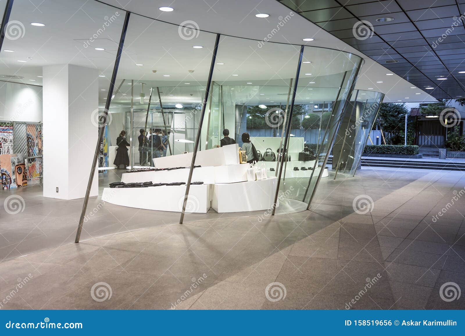 Double Curve Glass Panel of the Showcase. Curved of Shop Windows Editorial  Photo - Image of ceiling, curve: 158519656