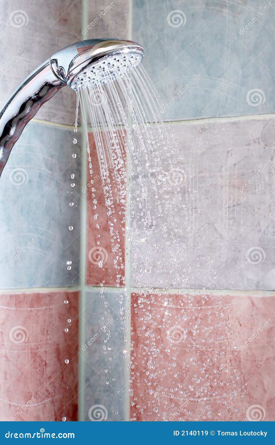 Foto van de douche van het chroommetaal.