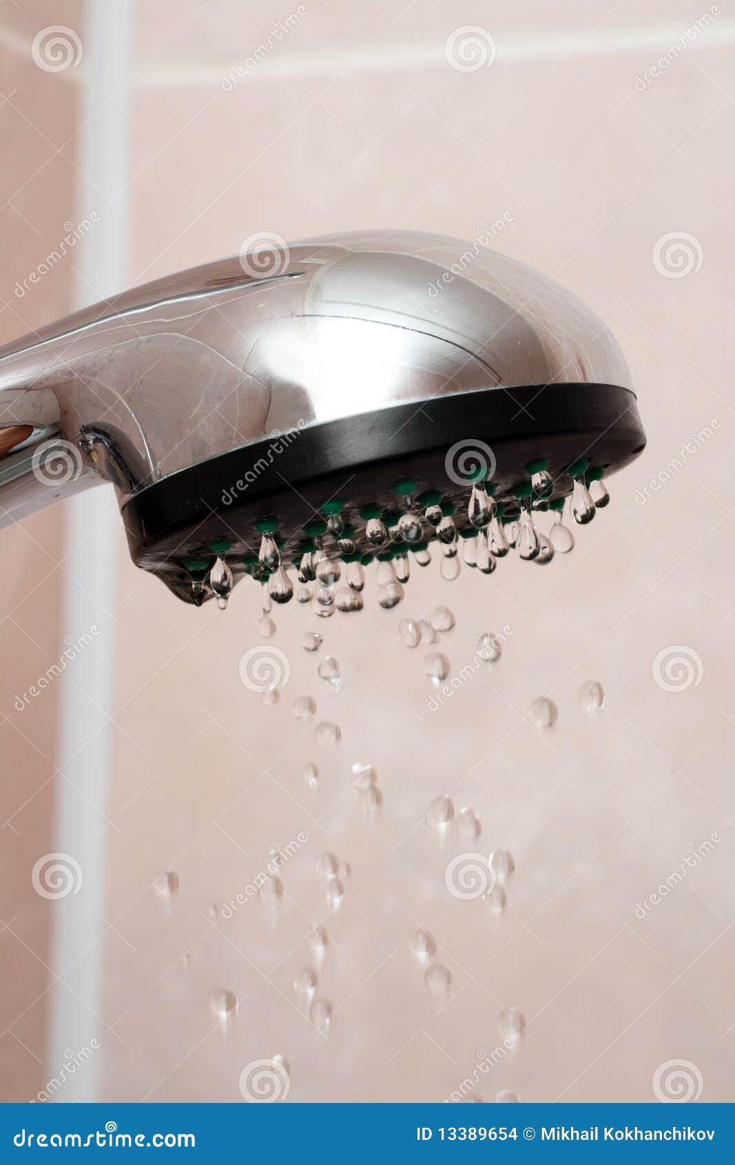 Douche met druipend water stock foto. Image of loodgieterswerk 13389654