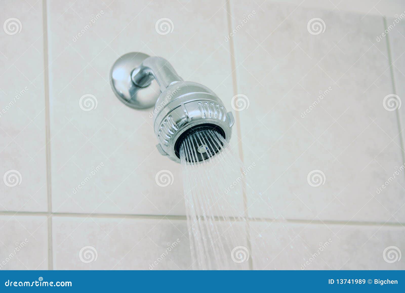 Douche met water stock afbeelding. Image of badkuip, schoon 13741989