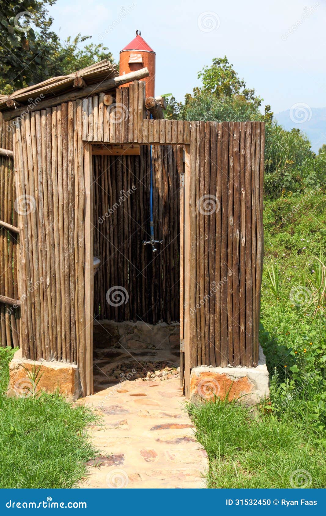 Douche solaire extérieure photo stock. Image du santé 31532450