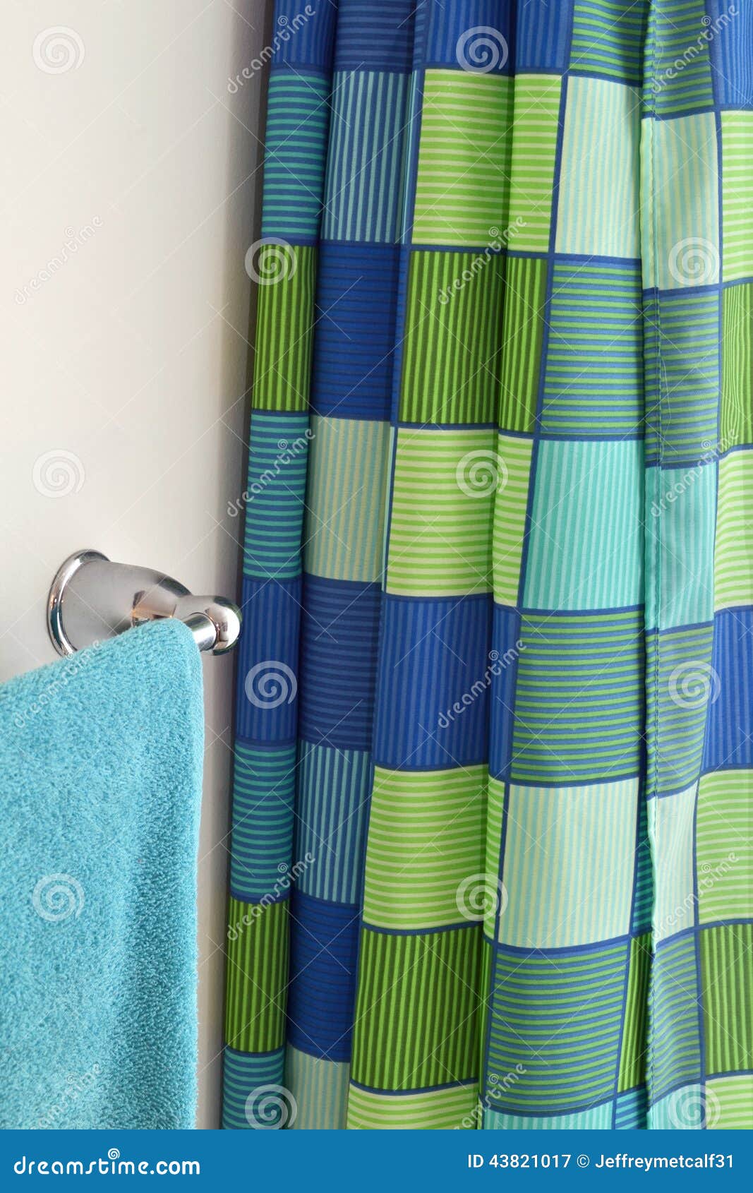 Douchegordijn En Handdoekrek Stock Afbeelding Image of eigentijds
