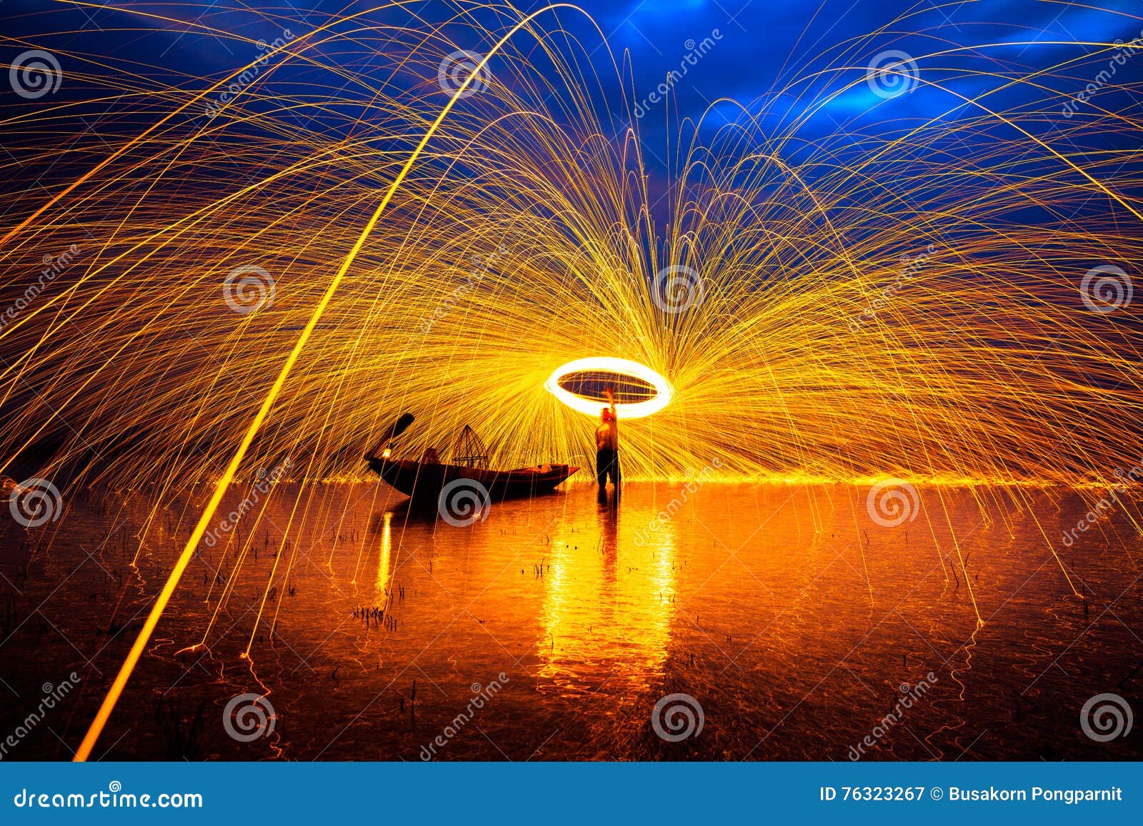 Douches Van Hete Gloeiende Vonken Stock Afbeelding Image of gloeien