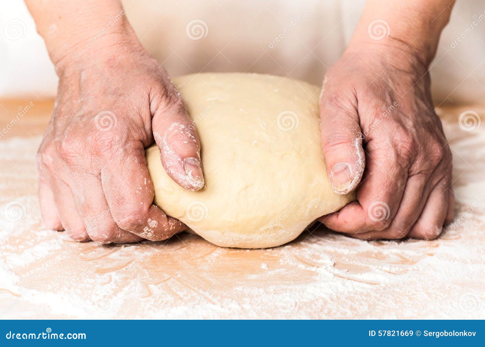 К чему снится замешивать тесто. Женщина месит тесто. Женщина замешивает тесто. Руки женщины месят тесто. Замесила баба тесто.