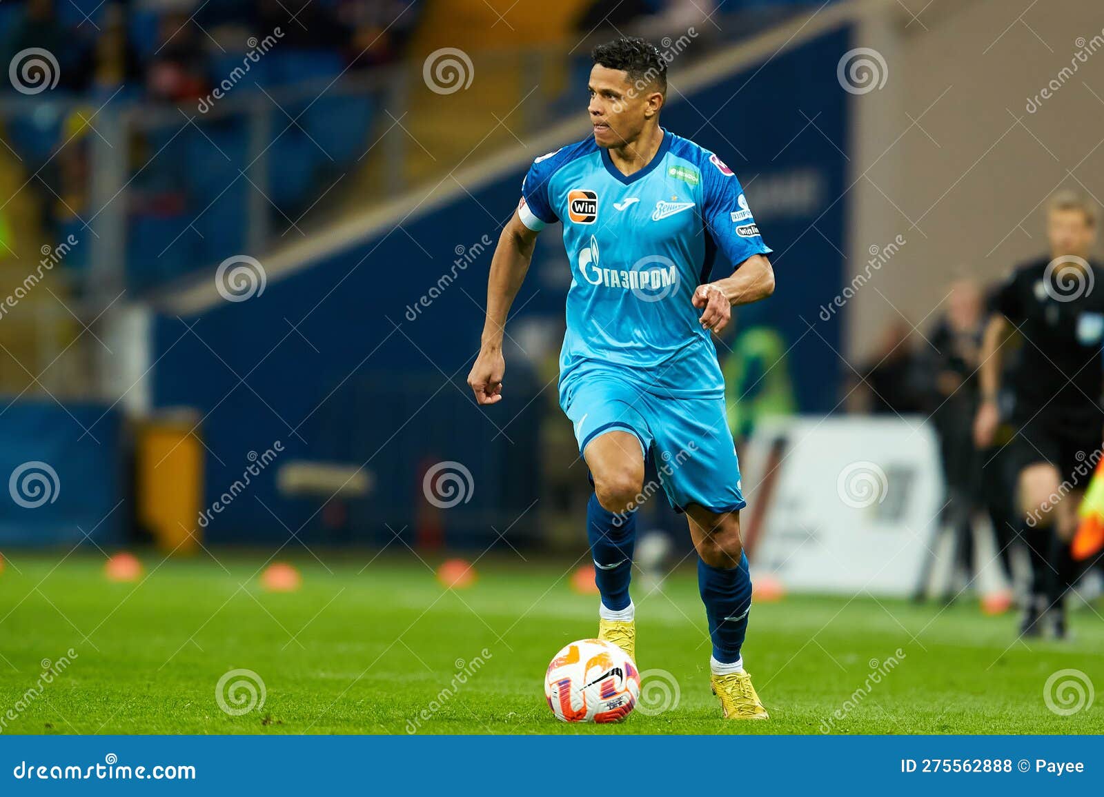 Douglas Santos levanta taça e comemora feito do Zenit como maior campeão da  Rússia