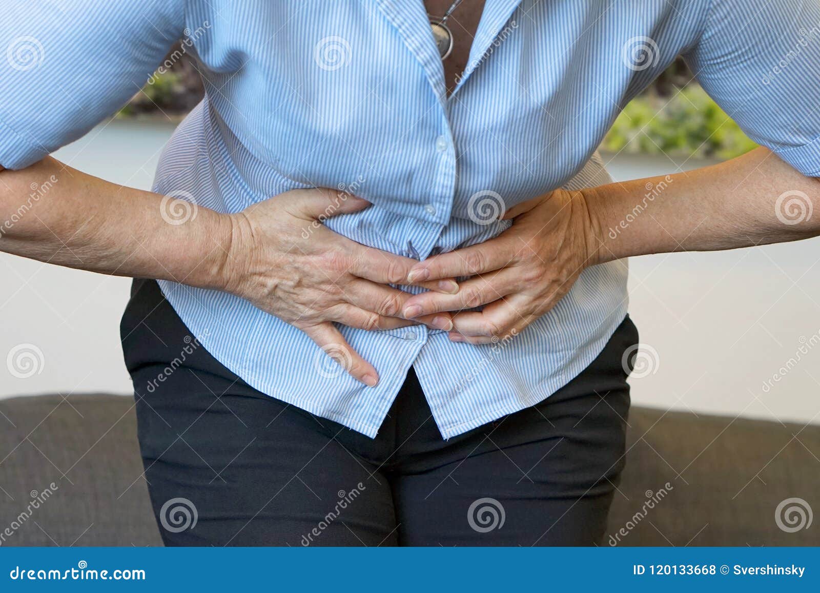 Douleur Dans L'abdomen D'une Femme Agée Photo stock - Image du ...