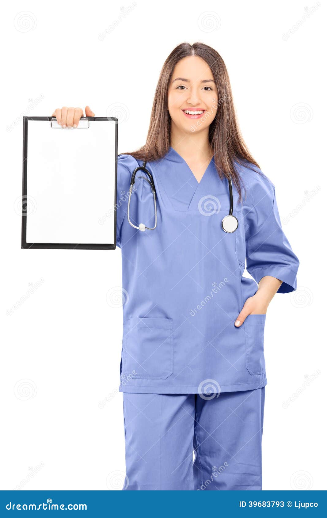Doutor fêmea que guarda uma prancheta. Doutor fêmea que mantém uma prancheta isolada no fundo branco