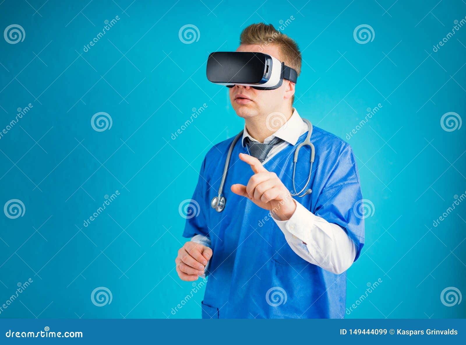 Innovative doctor using virtual reality goggles