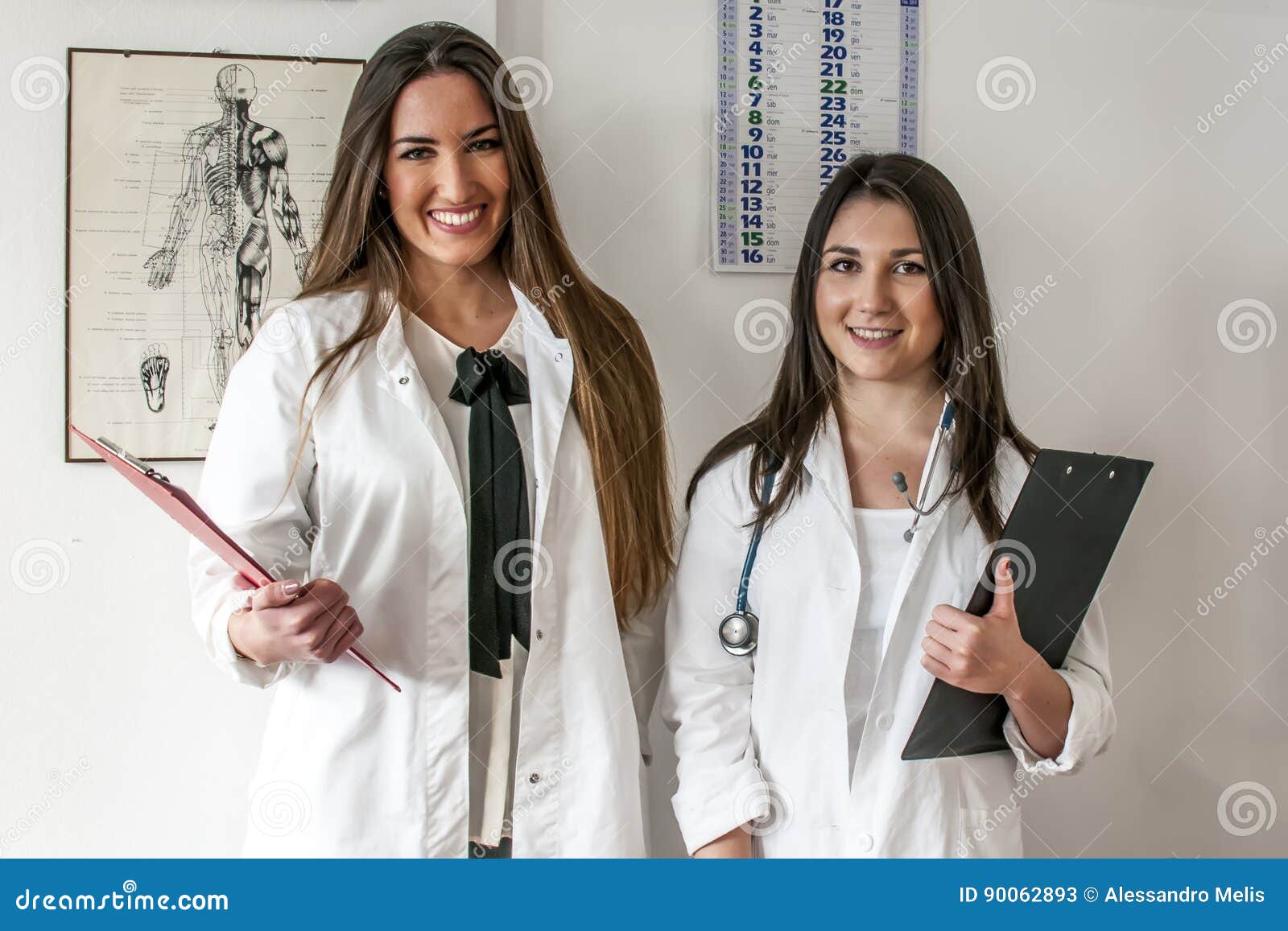 Dois doutores novos com estetoscópio