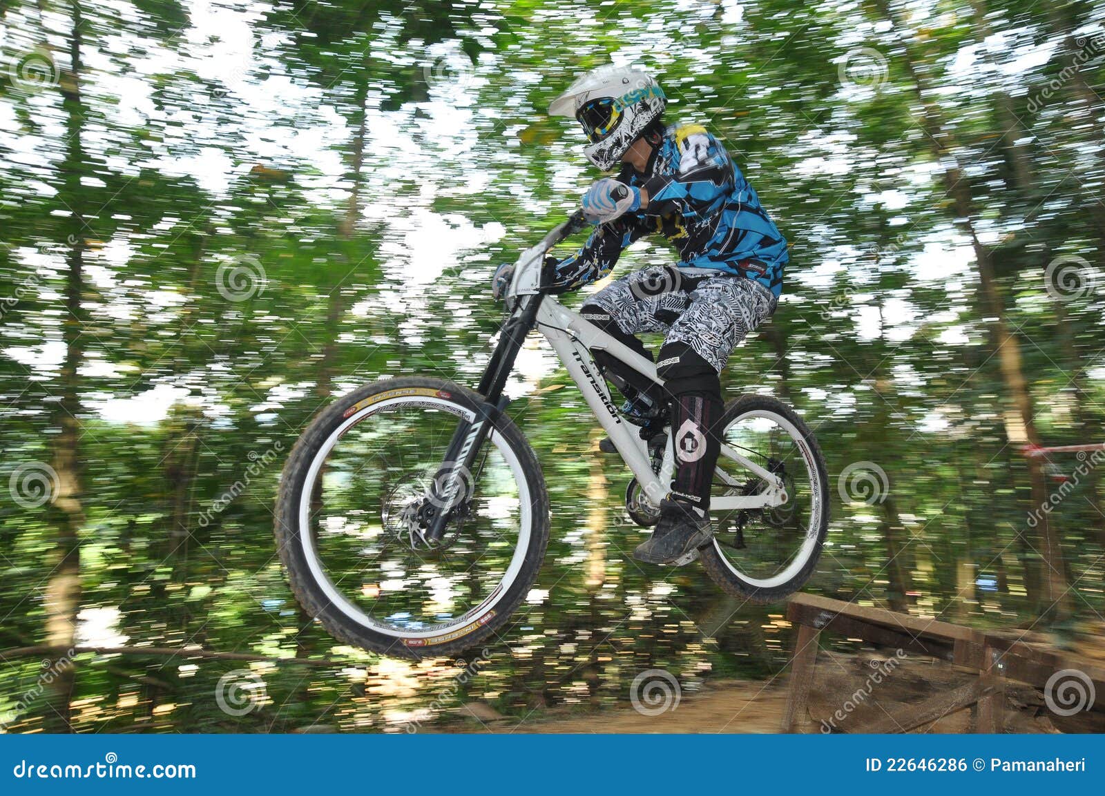 Downhill Mountain Bike Race Editorial Photo - Image of biker, fast: 22646286