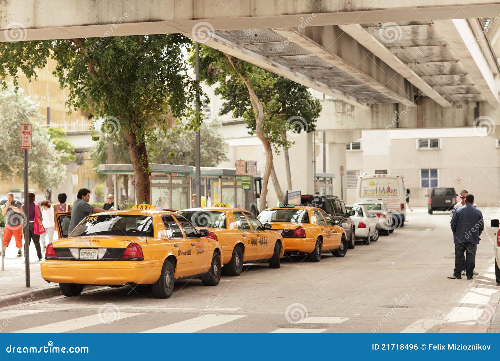 Downtown miami Taxi Stand editorial photo. Image of fare 21718496