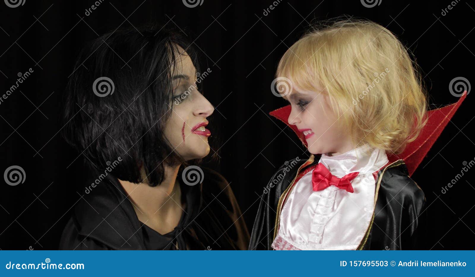 Drácula Mulher e Criança. Maquiagem de vampiro de Halloween