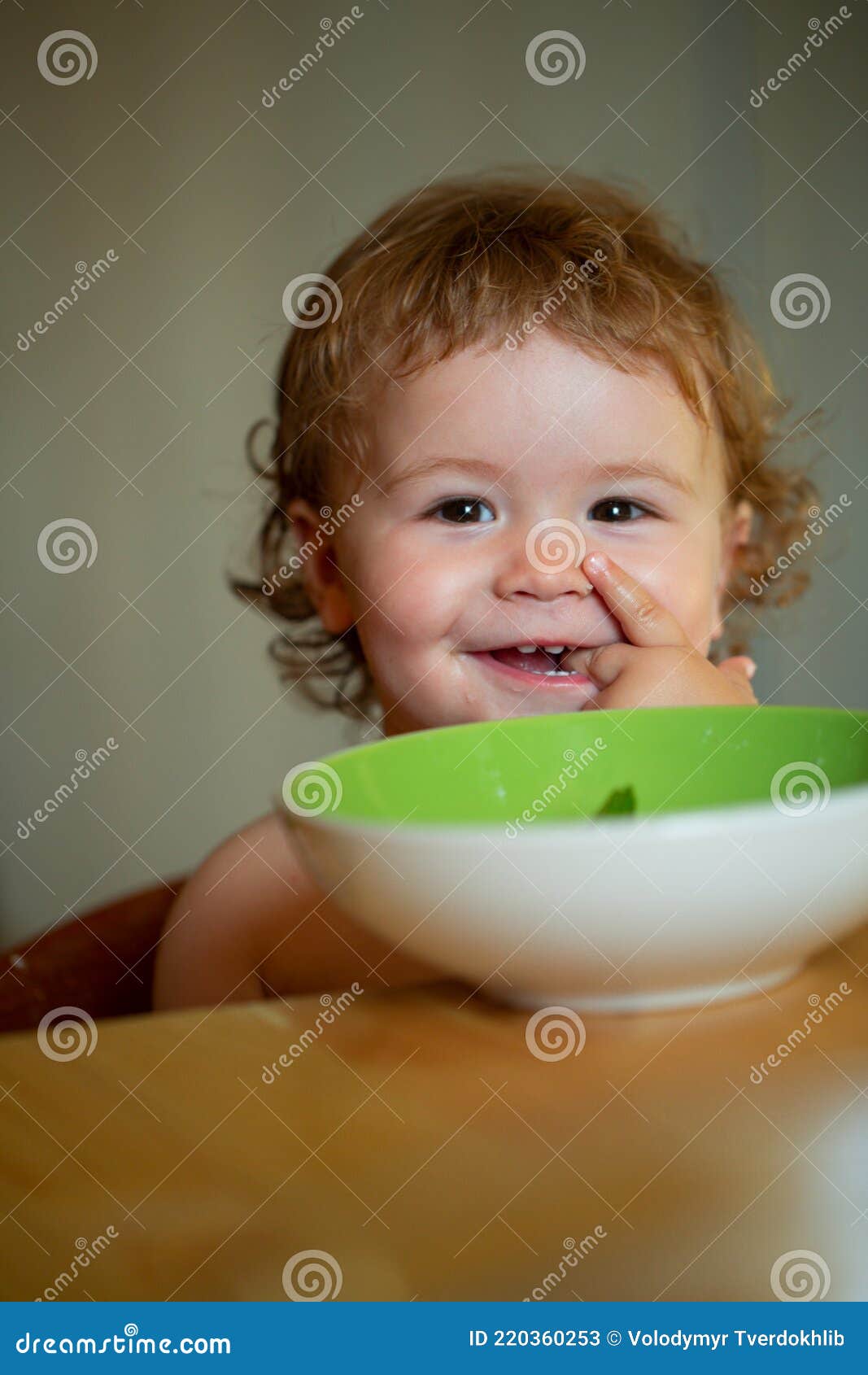 Drole Bebe Manger De La Nourriture Lui Meme Avec Une Cuillere Sur La Cuisine Bebe Souriant Mangeant De La Nourriture Drole De Vi Image Stock Image Du Repas Alimentation Drole Bebe Manger De La Nourriture Lui Meme Avec Une Cuillere Sur La Cuisine Bebe Souriant Mangeant De La Nourriture Drole De Vi Image Stock Image Du Repas Alimentation