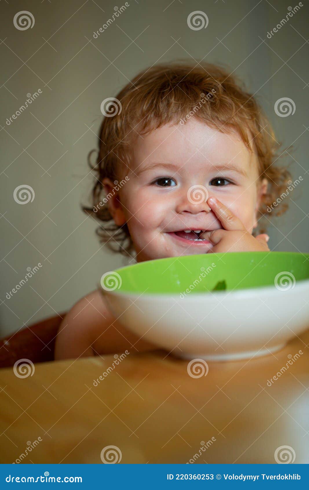 Drole Bebe Manger De La Nourriture Lui Meme Avec Une Cuillere Sur La Cuisine Bebe Souriant Mangeant De La Nourriture Drole De Vi Image Stock Image Du Repas Alimentation