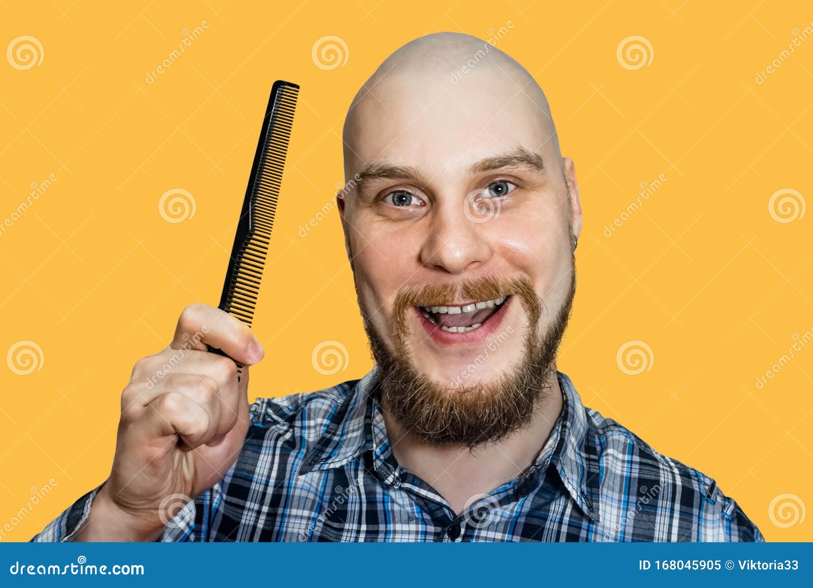 Drôle De Type Chauve Avec La Barbe Et Avec Un Peigne Dans Ses Mains, Dans  L'atelier Sur Le Fond D'isolation Concept : Humour Absu Image stock - Image  du calvitie, cheveu: 168045905