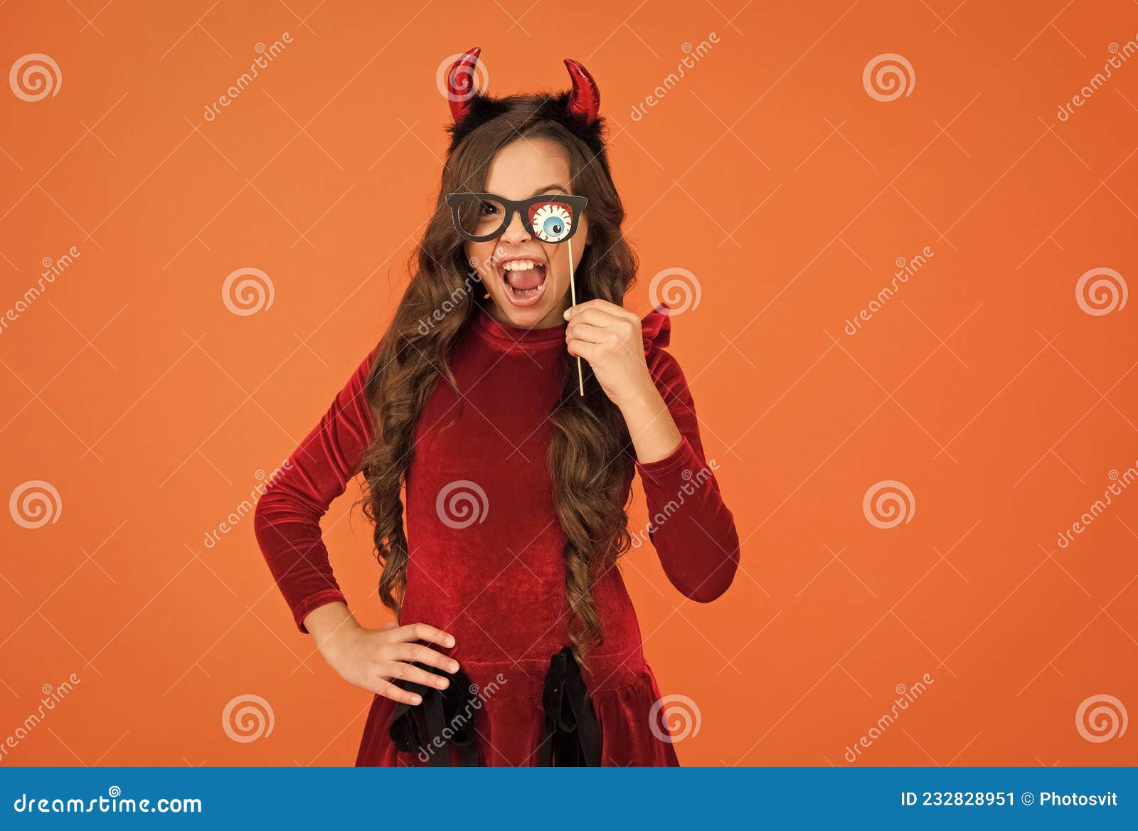 Drôle Enfant En Costume Sorcier Pour Halloween Avec Lunettes De Fête Et  Cornes Diable Sur Fond Orange Halloween Horreur Image stock - Image du  cheveu, potion: 232828951